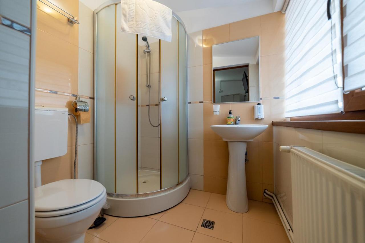 Escala Rooms Ghimbav Eksteriør billede